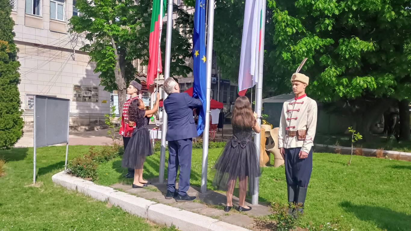 С тържество на градския площад Мездра чества празника на града - 6 май (Гергьовден) С тържество на градския площад Мездра чества празника на града - 6 май (Гергьовден)